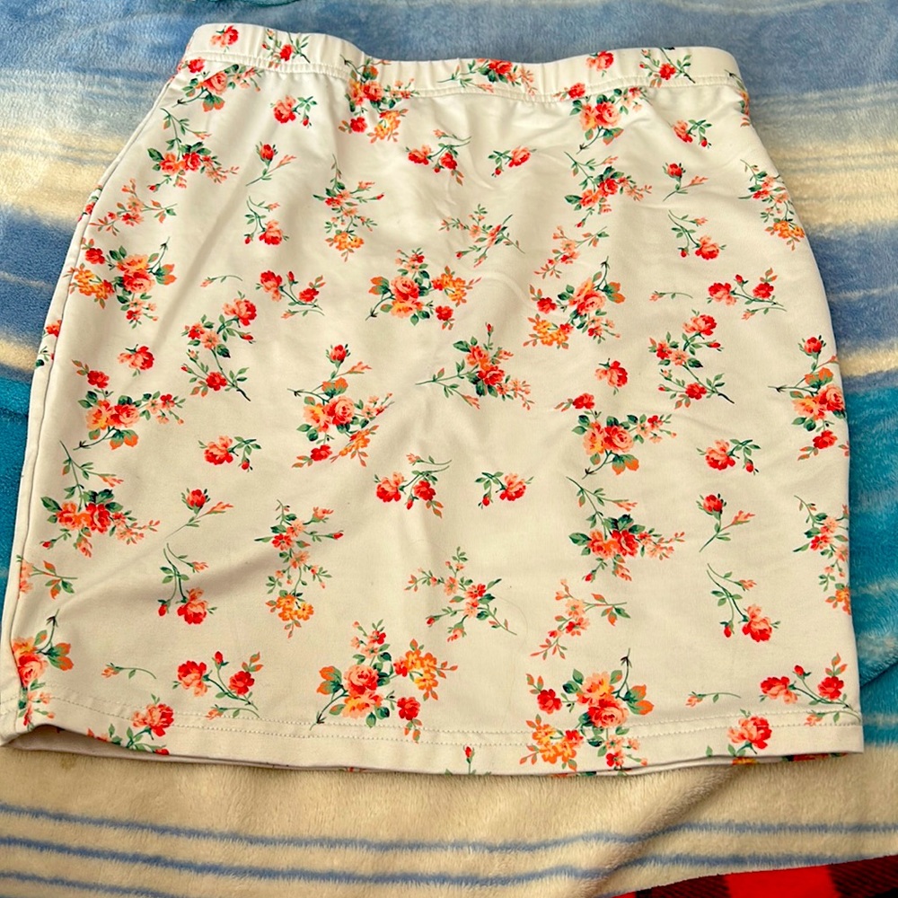 White floral tight skirt